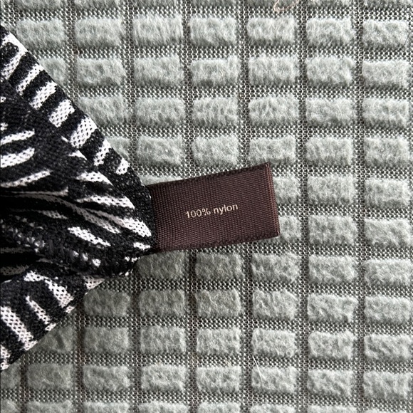 Ruffled mesh top - Picture 7 of 7